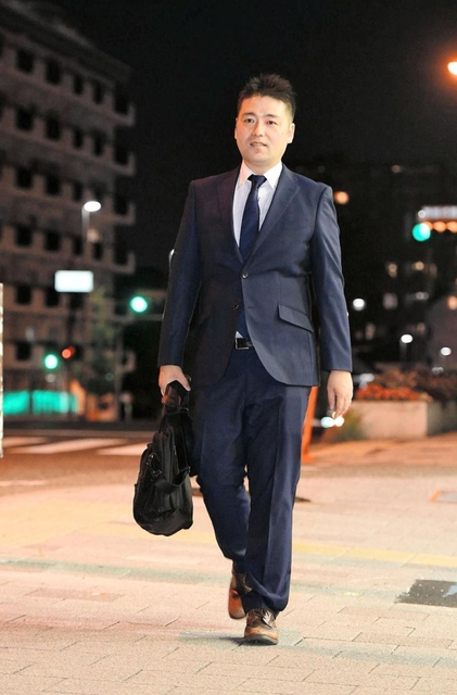 本業ではスーツ姿の酒井英徳さん＝芦屋市川西町（撮影・中西幸大）