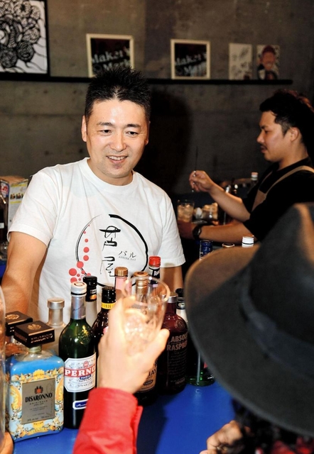 副業について「分業制の大企業と違ったやりがいがある」と話す酒井英徳さん＝芦屋市川西町（撮影・中西幸大）