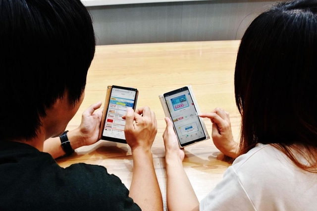 スマホでポイントサイトを使いこなすふわまろさん夫婦＝静岡県内