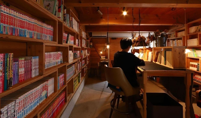 店主が選んだ漫画約２０００冊が並ぶ「ホシノヒトミ」＝神戸市灘区高羽町２（撮影・吉田敦史）
