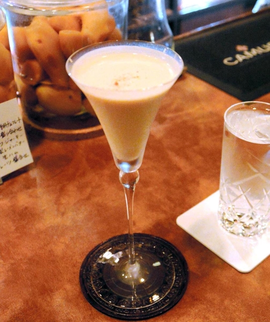 かわいい見た目と裏腹に、アルコール度数が高いカクテル「アレキサンダー」＝神戸市中央区下山手通２