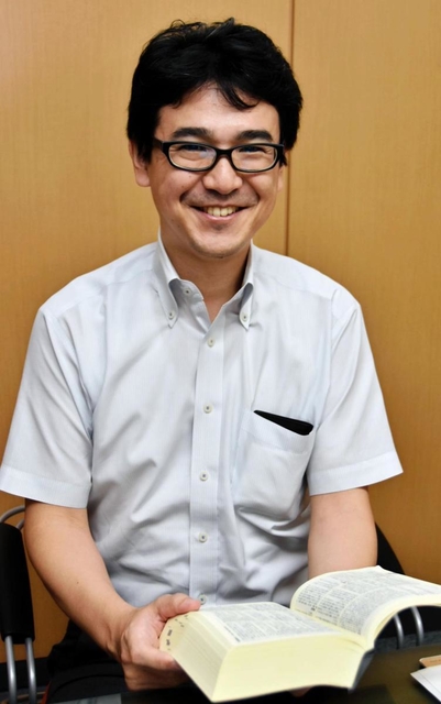 ブラックバイトの基準を説明する辻のぼる弁護士＝神戸市中央区