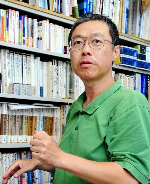 兵庫大学の金子哲教授＝加古川市平岡町新在家