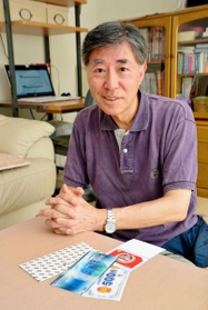 懸賞やアンケートへの回答などを活用し、商品券やクオカードなどを手に入れてきた西谷保さん＝神戸市西区