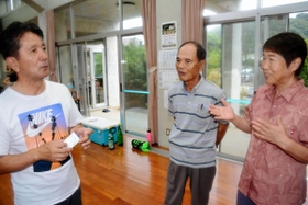 移住に向けて地元住民と意見を交わす目黒輝美さん（右）＝沖縄県国頭村