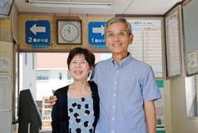 昨年１２月に再婚した中正三郎さんと雪子さん。三郎さんが名誉駅長を務めるＪＲ加古川線日岡駅で＝加古川市加古川町大野（撮影・後藤亮平）