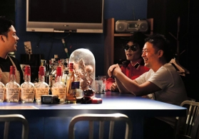 酒井英徳さん（右）とマイケル・ジャクトンさん＝芦屋市川西町（撮影・中西幸大）
