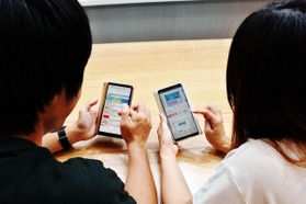 スマホでポイントサイトを使いこなすふわまろさん夫婦＝静岡県内