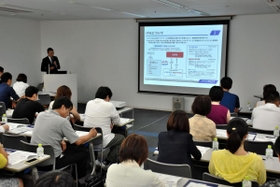 投資初心者のために開かれた資産運用セミナー＝神戸市中央区御幸通８、神戸国際会館
