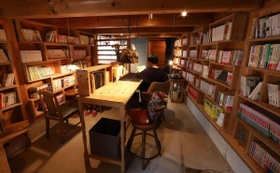 店主が選んだ漫画約２０００冊が並ぶ「ホシノヒトミ」＝神戸市灘区高羽町２（撮影・吉田敦史）