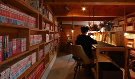 店主が選んだ漫画約２０００冊が並ぶ「ホシノヒトミ」＝神戸市灘区高羽町２（撮影・吉田敦史）