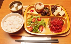 店内カフェの人気メニュー「スタッフの気まぐれ定食」＝明石市二見町東二見、箱庭雑貨店