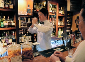 シェーカーを振る赤井献治さん。バー初心者でも好みの味を見つけてくれる＝神戸市中央区下山手通２、アンダンテ