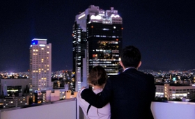 夜景を眺めるカップル＝大阪市
