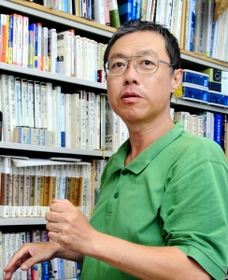 兵庫大学の金子哲教授＝加古川市平岡町新在家