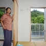 新居の間取りを確認する目黒輝美さん＝沖縄県国頭村