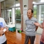 移住に向けて地元住民と意見を交わす目黒輝美さん（右）＝沖縄県国頭村
