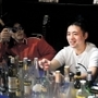 酒井英徳さん（右）とマイケル・ジャクトンさん＝芦屋市川西町（撮影・中西幸大）
