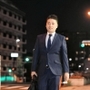 本業ではスーツ姿の酒井英徳さん＝芦屋市川西町（撮影・中西幸大）