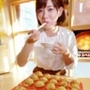 明石焼きを食す勝浦記者＝明石市本町２、明石焼きＧＯ