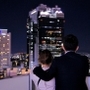 夜景を眺めるカップル＝大阪市