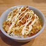 ご飯の上にコーンフレーク！？「悪魔のサクサクやみつきご飯」（日清シスコ提供）