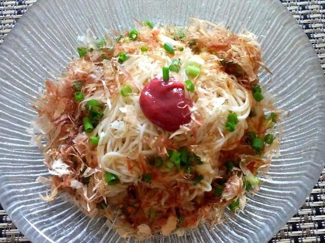 「梅おかか素麺」の材料はチューブの梅肉、かつお節、小ネギ、めんつゆ。味付けは麺つゆと梅肉の塩気のみだそうです（千裕さん提供）