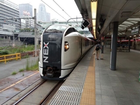 成田空港へのアクセス特急「成田エクスプレス」…JR東日本の特急列車では、次々と自由席が廃止されています