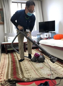 医師がゆっくりと休めるよう、念入りに掃除機をかける（画像の一部を加工しています）