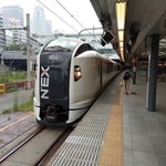 成田空港へのアクセス特急「成田エクスプレス」…JR東日本の特急列車では、次々と自由席が廃止されています
