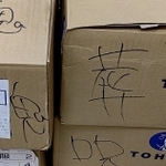 本屋さんの隅に積み上げられた物騒なダンボールの正体は…？（錦糸卵さん提供）