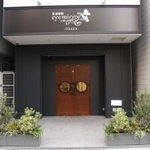 大阪・日本橋に佇む店。ここだけ重厚な雰囲気を漂わせている。