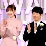 「東京ドラマアウォード２０１７」で「逃げるは恥だが役に立つ」のグランプリ受賞を喜ぶ新垣結衣（左）と星野源