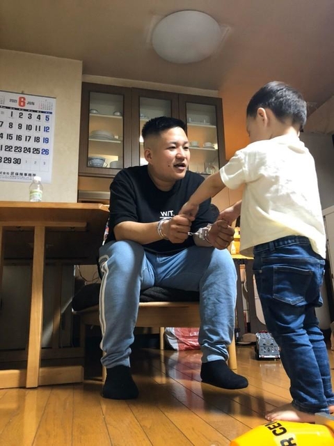 ２歳息子が笑顔で「パパ～♪」と寄り添ってきたと思ったら…？？（マーシーさん提供）
