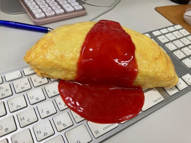 あっ、やばい！キーボードにオムライスが 食品サンプルを使った破壊力 