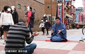 『時うどん』を辻立ち稽古する笑福亭鶴笑師匠と弟子の笑生さん。場所は新世界