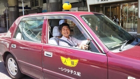 コロナ禍でも笑顔を見せる「紀久子タクシー」の黒石紀久子さん