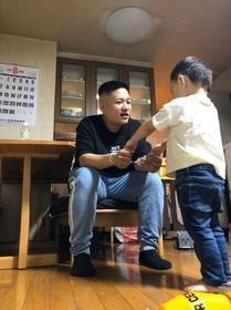 ２歳息子が笑顔で「パパ～♪」と寄り添ってきたと思ったら…？？（マーシーさん提供）