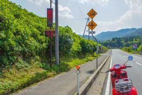 道路に設置された温度計。観測用の百葉箱等とは条件が違うので高く表示されがちだが、やはり43℃は猛暑