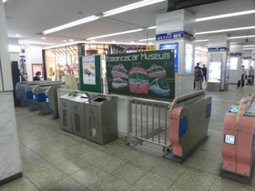 「クオリティ高すぎ」と話題になっている小田急電鉄の相模大野駅に展示された小田急ロマンスカーのチョークアート（提供・小田急電鉄株式会社）