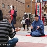 『時うどん』を辻立ち稽古する笑福亭鶴笑師匠と弟子の笑生さん。場所は新世界