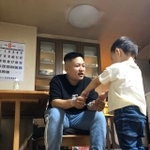 ２歳息子が笑顔で「パパ～♪」と寄り添ってきたと思ったら…？？（マーシーさん提供）