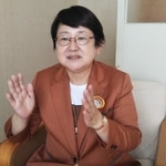 話が盛り上がってくると、手振り付きで説明する須田和さん
