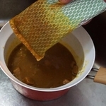 従来のスポンジでカレー鍋を洗った様子。この通りスポンジはベットベトです。