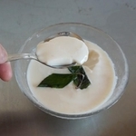 タカナシ乳業の低温殺菌牛乳を使って作る「ふるふるミルクプリン」。実践ではミントを乗せましたが、原則的には砂糖、お湯で溶かした粉ゼラチンを混ぜるだけで完成します。