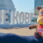 コーベイが案内する神戸の名所。ここは代表的な観光地、メリケンパークの「BE KOBE」モニュメント前（写真提供：ビートラベル）