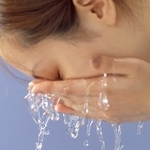 洗顔はぬるめ湯で、冷たい水はＮＧ