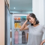 冷蔵庫の中、一口だけ残った麦茶やジュース。パートナーが発見すると…！？（Odua Images/stock.adobe.com）
