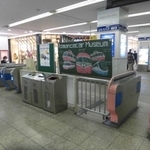 「クオリティ高すぎ」と話題になっている小田急電鉄の相模大野駅に展示された小田急ロマンスカーのチョークアート（提供・小田急電鉄株式会社）