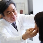 カウンセリングを行う「ドクタースパ・クリニック」院長の鈴木芳郎医師（提供画像）